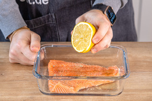 Lachs mit Zitronensaft beträufeln