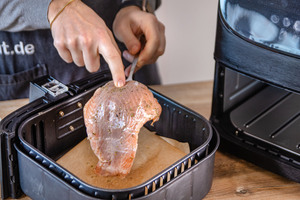 Lachs in den Frittierkorb geben