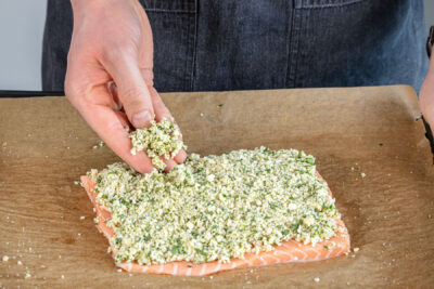 Kräuterkruste leicht auf dem Lachs andrücken