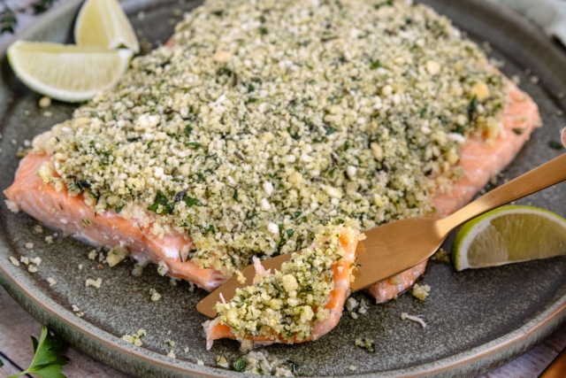 Lachs mit Kräuterkruste | Rezept - eat.de