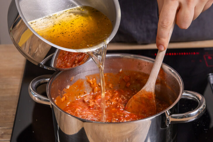 Brühe zur Suppe gießen