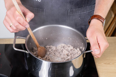 Hackfleisch krümelig anbraten