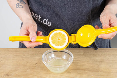 Zitronensaft auspressen