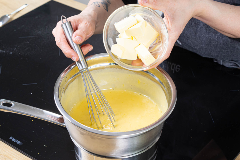Butter unter die Zitronenmasse rühren