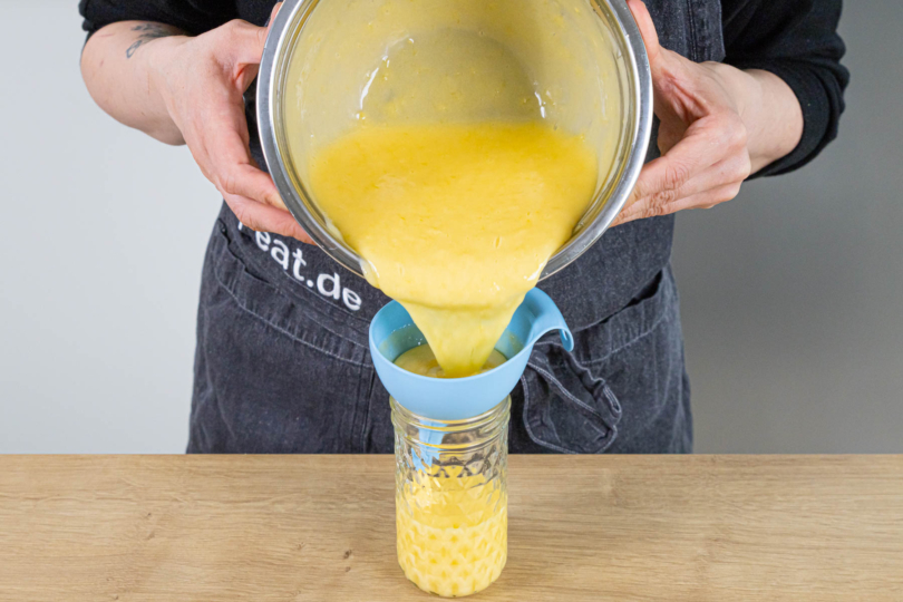 Lemon Curd in sterile Gläser füllen