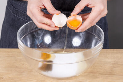 Eier zum Zucker geben