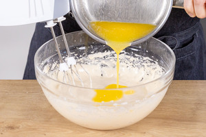 Butter zum Teig geben