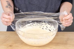 Teig für die Madeleines abdecken