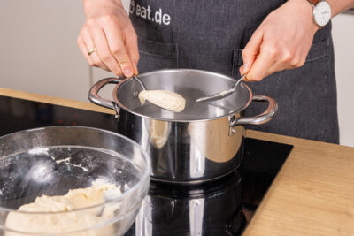 Mehlklöße ziehen lassen