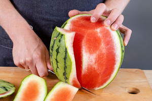 Schale von der Melone abschneiden