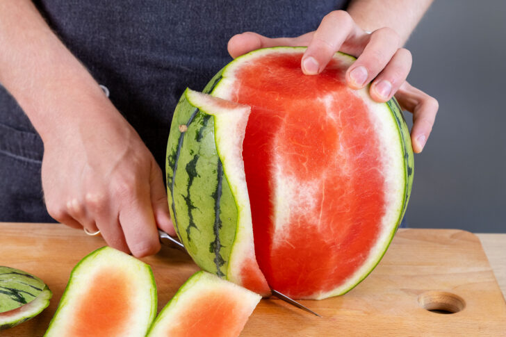 Schale von der Melone abschneiden