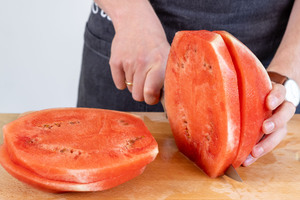Melone in Scheiben schneiden
