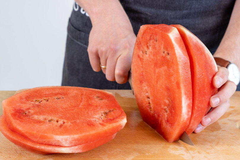 Melone in Scheiben schneiden