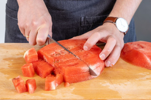 Fruchtfleisch für die Melonen-Feta-Spieße in Würfel schneiden