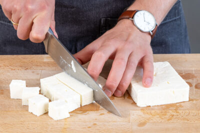 Feta in Würfel schneiden