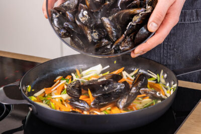 Miesmuscheln dazugeben