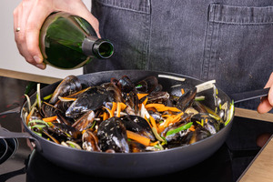 Miesmuscheln mit Weißwein ablöschen