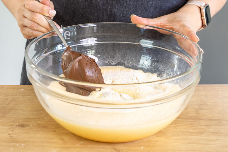 Nutella zum Teig geben