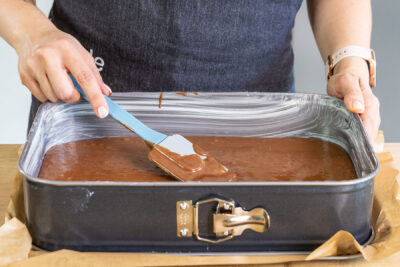 Nutella-Brownie-Teig aus nur 3 Zutaten in die Form füllen
