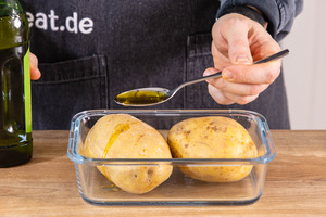 Olivenöl zu den Kartoffeln geben
