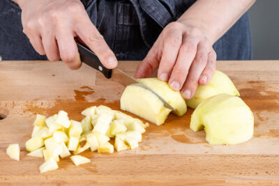 Äpfel in Würfel schneiden