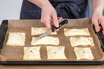 Omas schnelle Apfeltaschen einschneiden