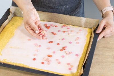 Omas Selterskuchen mit Zuckerguss und Streuseln dekorieren