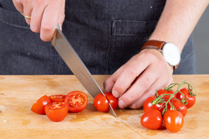 Tomaten halbieren.