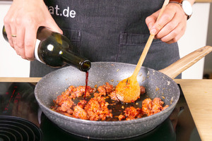 Mit Rotwein ablöschen.