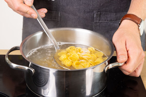 Orecchiette mit Schaumkelle aus dem Wasser nehmen.