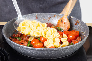 Orecchiette in Pfanne geben.
