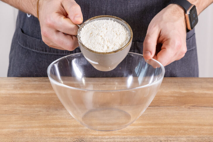 Tasse Mehl in die Schüssel geben