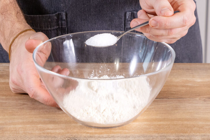 Zucker zum Mehl geben