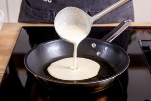 Pfannkuchenteig in die Pfanne geben