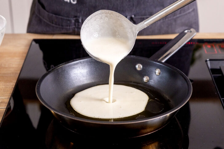 Pfannkuchenteig in die Pfanne geben