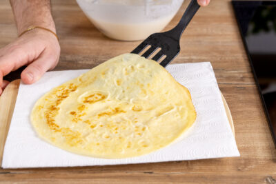 Pfannkuchen ohne Waage auf ein Küchenpapier legen