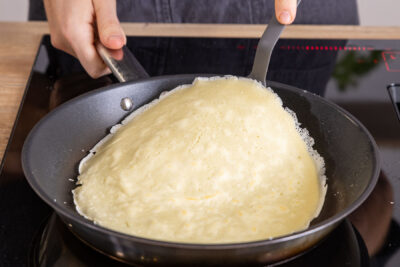 Pfannkuchen in Pfanne ausbacken