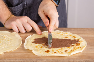 Pfannkuchen mit Schokocreme bestreichen