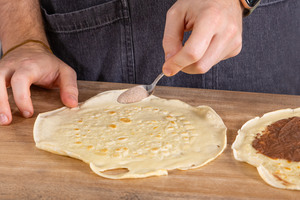 Pfannkuchen mit Zimt-Zucker bestreuen