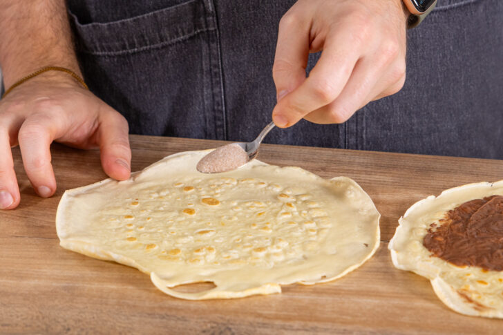Pfannkuchen mit Zimt-Zucker bestreuen