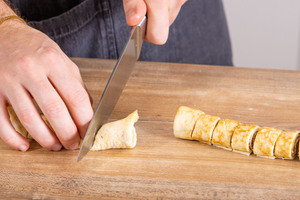 Pfannkuchenröllchen abschneiden
