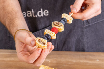 Spieße mit Beeren und Pfannkuchen bestücken