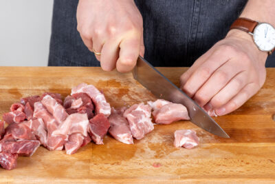 Fleisch in Würfel schneiden
