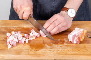 Speck in kleine Würfel schneiden