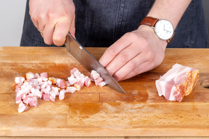 Speck in kleine Würfel schneiden