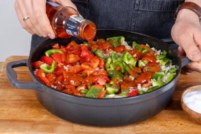 Paprika-Sauce zum Pfundstopf nach Landfrauen-Rezept geben