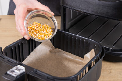 Popcorn in die Fritteuse geben