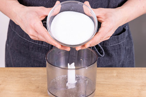 Zucker in Mixer geben