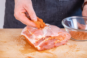 Schweinenacken mit Rub einrieben