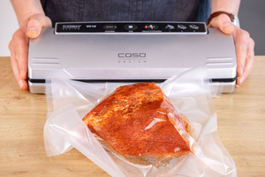Fleisch für Pulled Pork im Vakuumbeutel verschließen